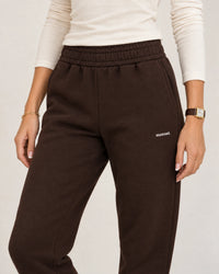 Cotton Fleece Joggers campaign 03|smoked brown