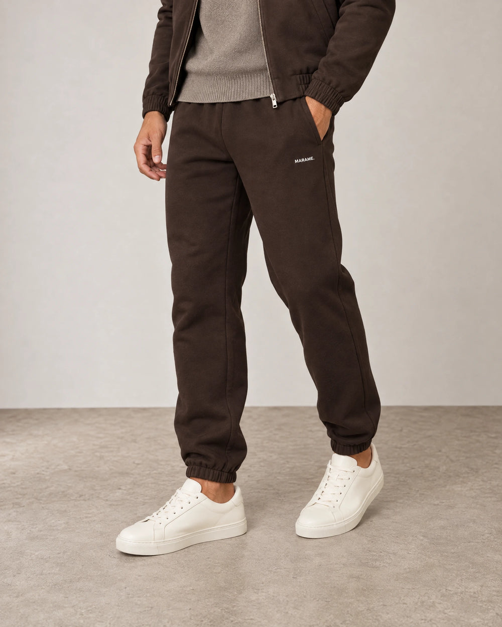 Cotton Fleece Joggers campaign 05|smoked brown