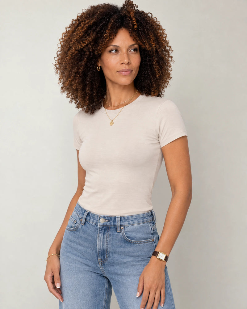Fitted T-Shirt campaign 01|cosy cream