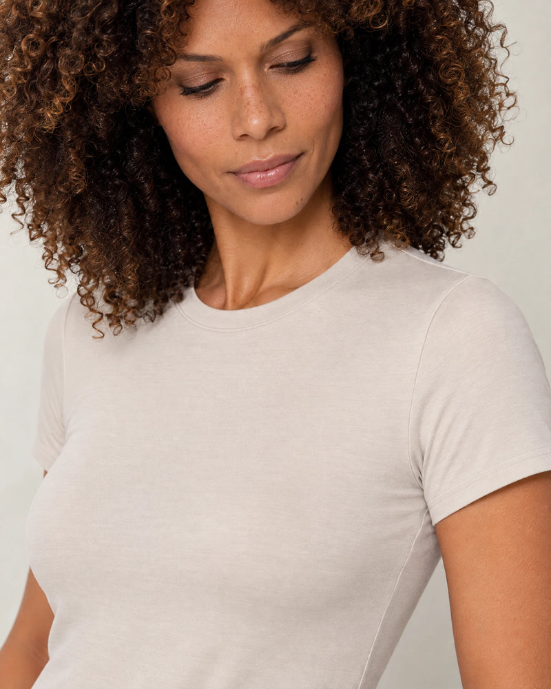 Fitted T-Shirt campaign 03|cosy cream