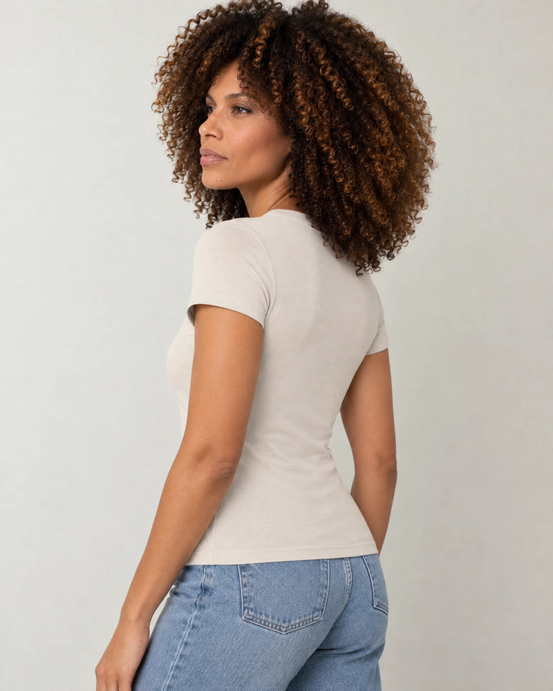 Fitted T-Shirt campaign 04|cosy cream
