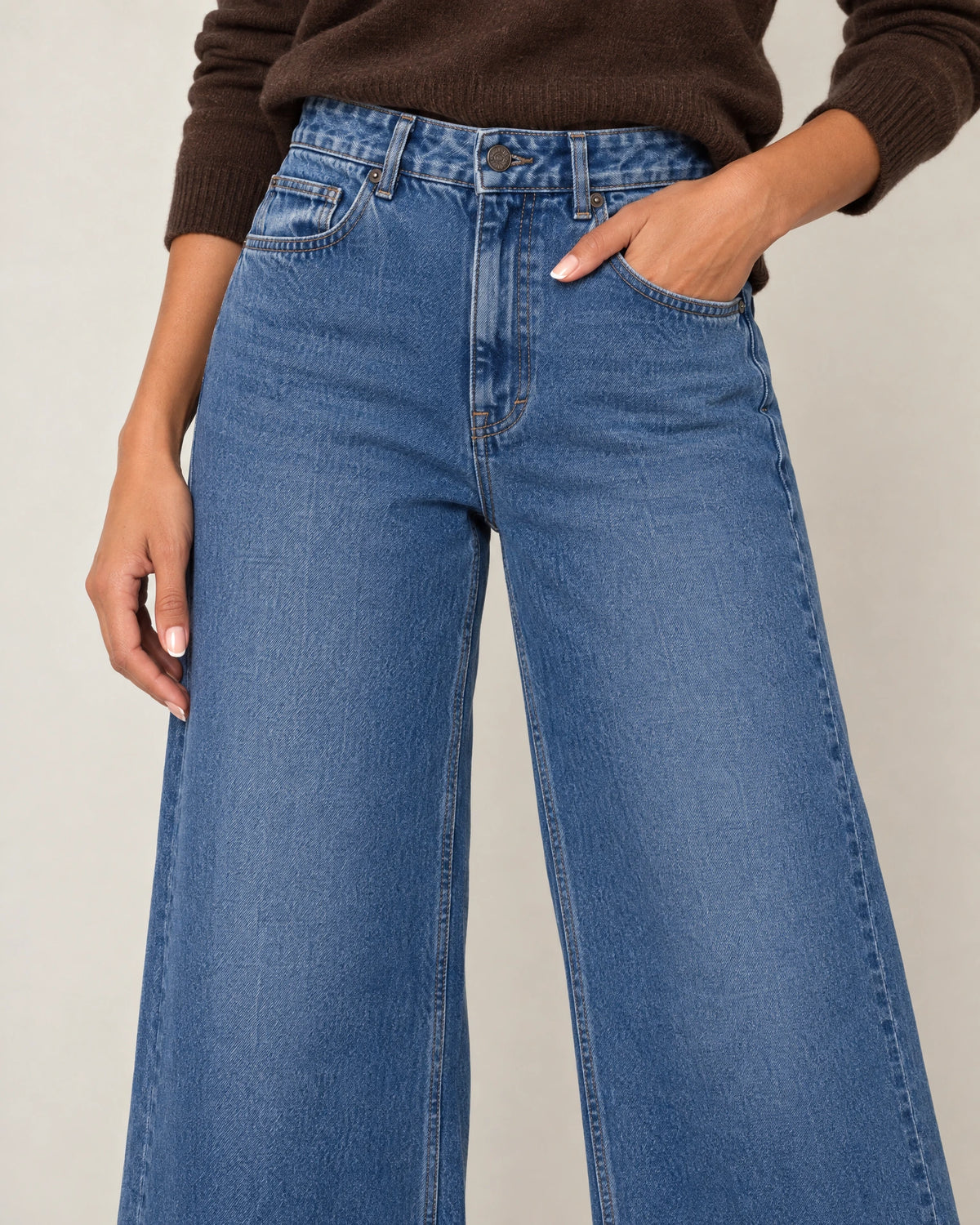 
High-Waisted Wide Leg Jeans campaign 03