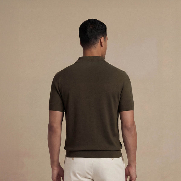 Man wearing morning meadow cable knit short sleeve shirt, back view. |morning meadow