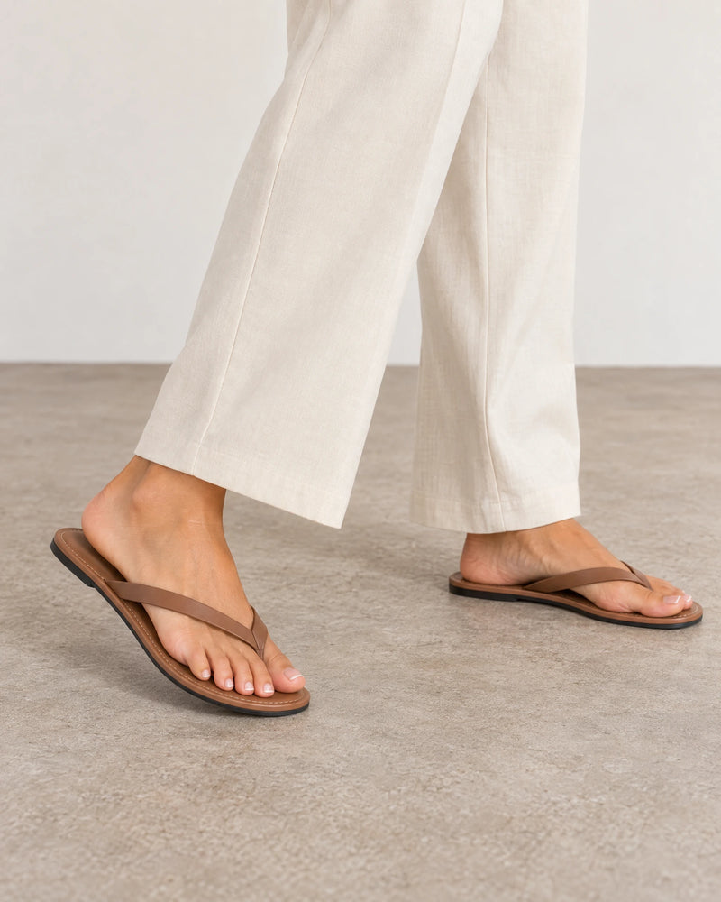 Leather Flip Flops campaign 02|brown