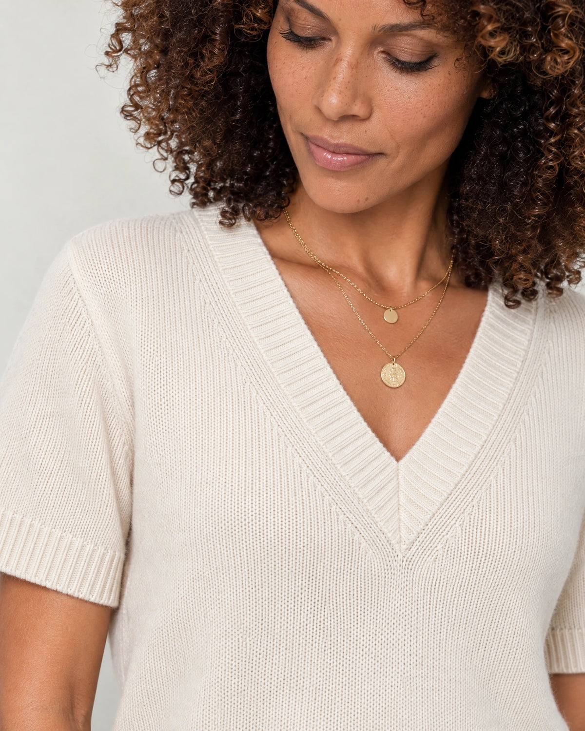
The Arla Cashmere Blend V-Neck campaign 03