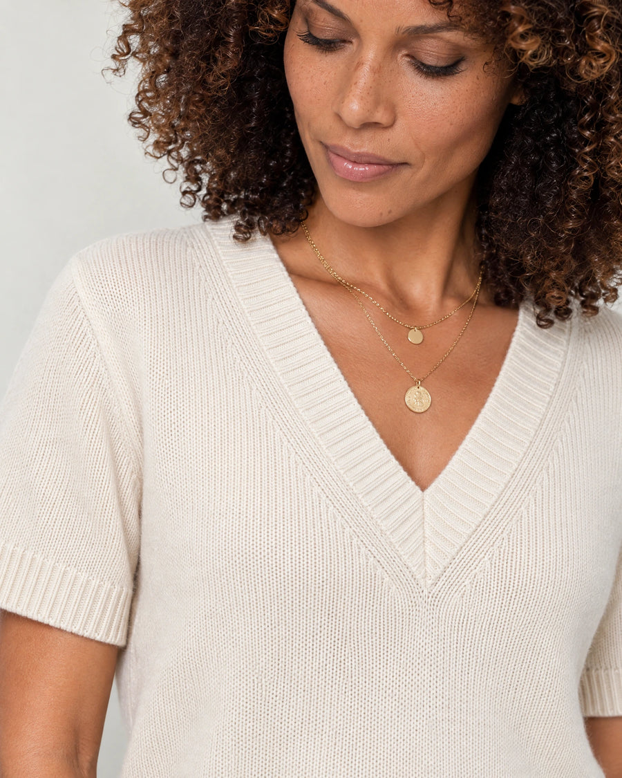 
The Arla Cashmere Blend V-Neck campaign 03